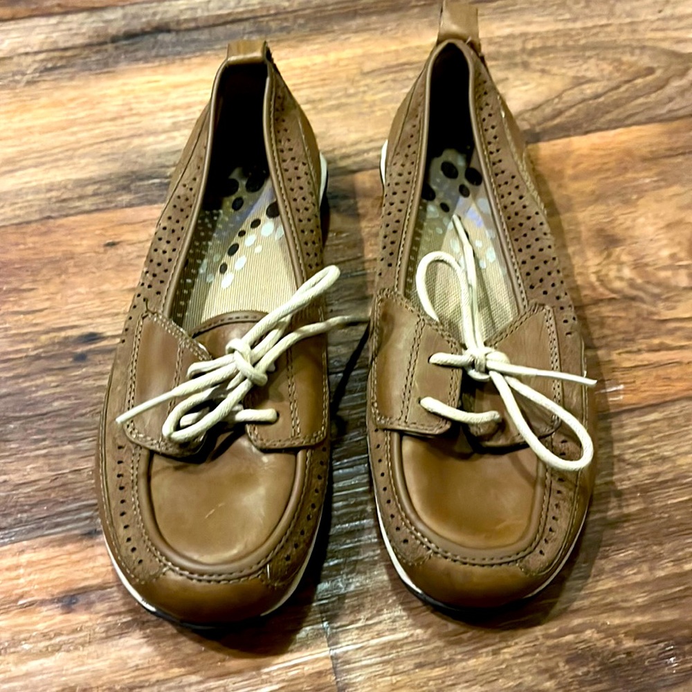 Women’s size 7 Merrell shoes! Leather! Excellent condition